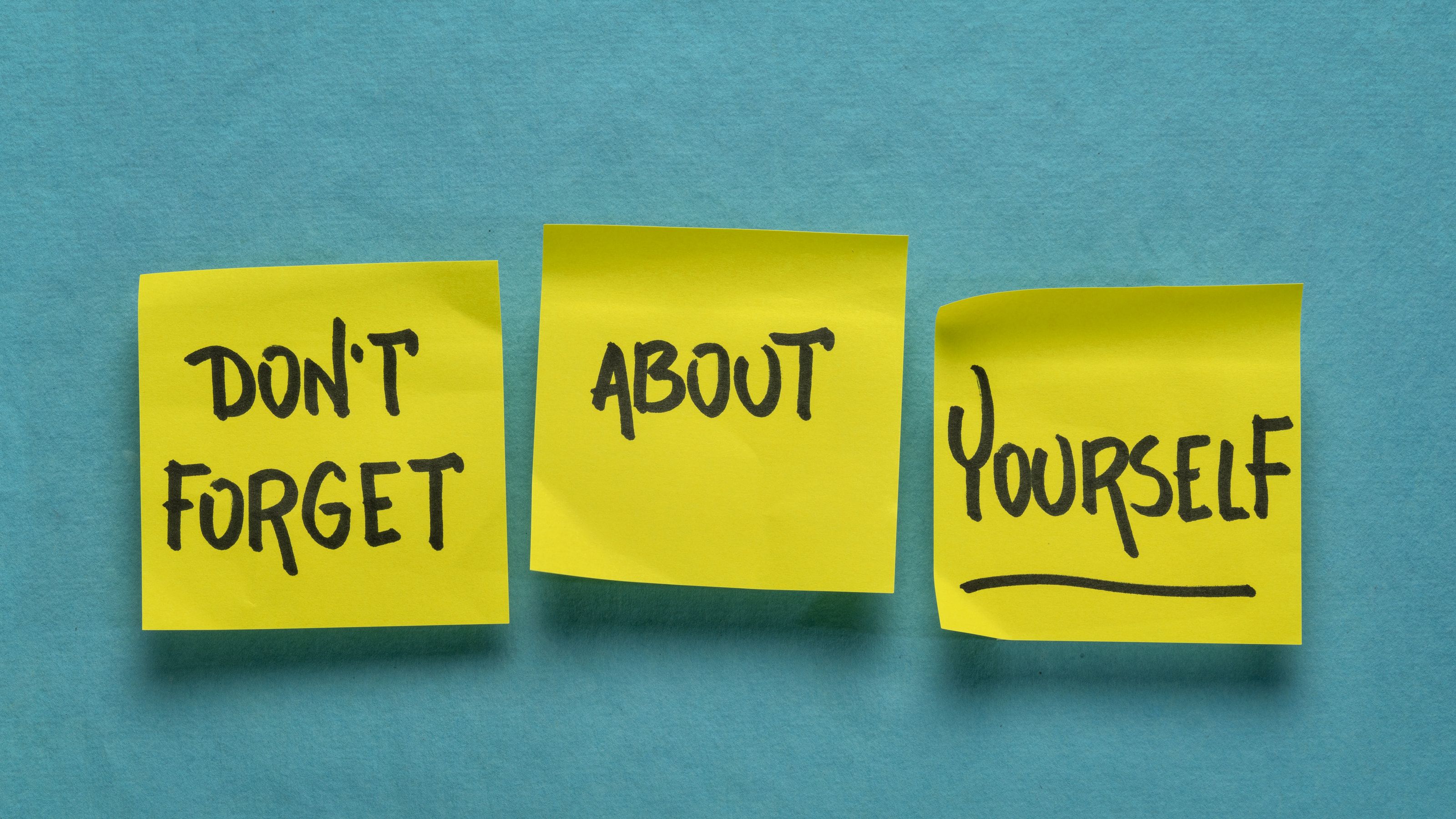 Drei gelbe Haftnotizen auf türkisem Grund: Don’t forget about yourself