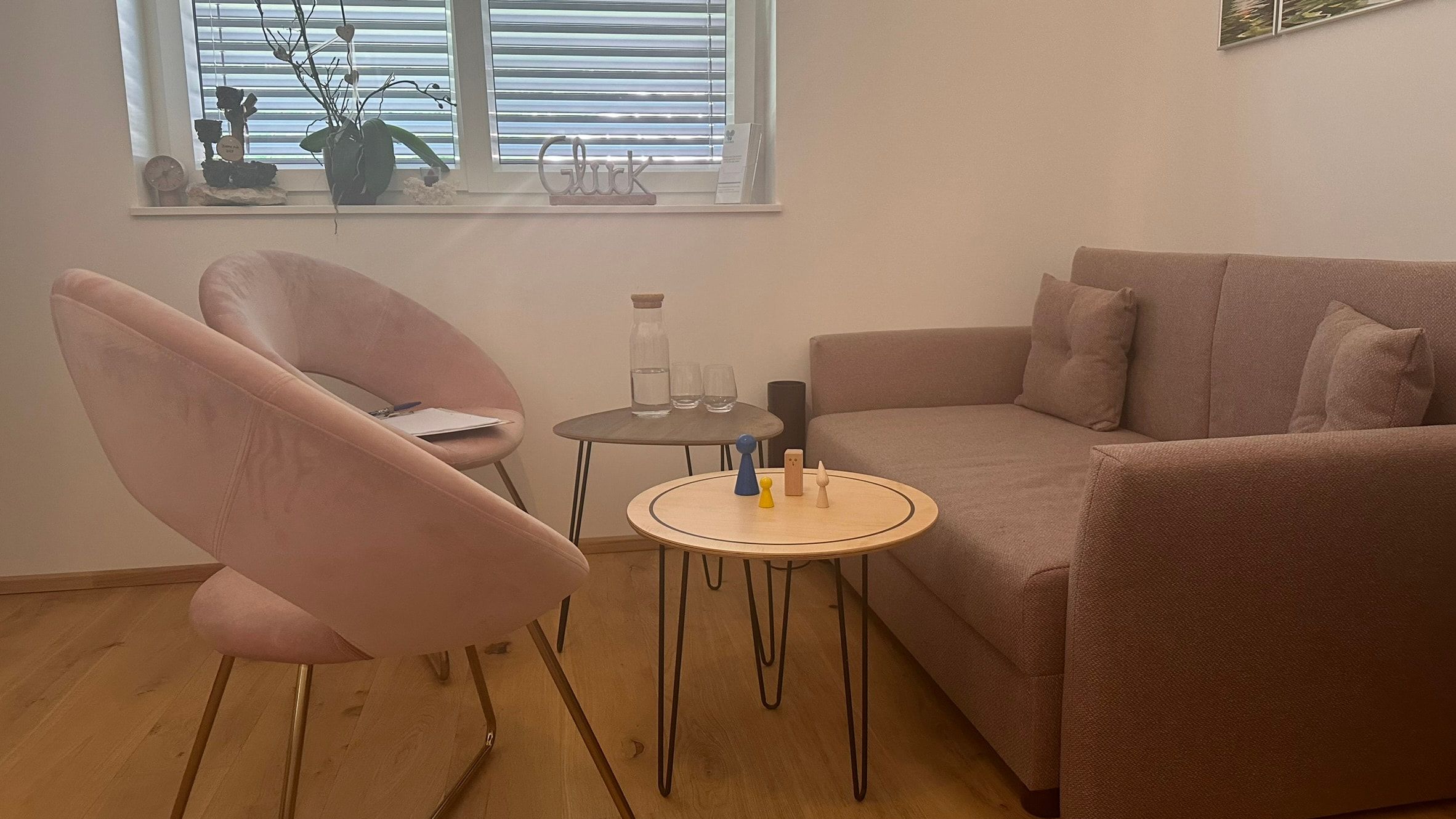 Beratungsraum der Glückschmiede mit Sofa, Sesseln und kleinem Tisch